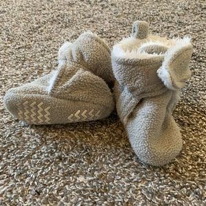 4 for $20🎉6 to 12 months, baby Velcro, fuzzy shoes